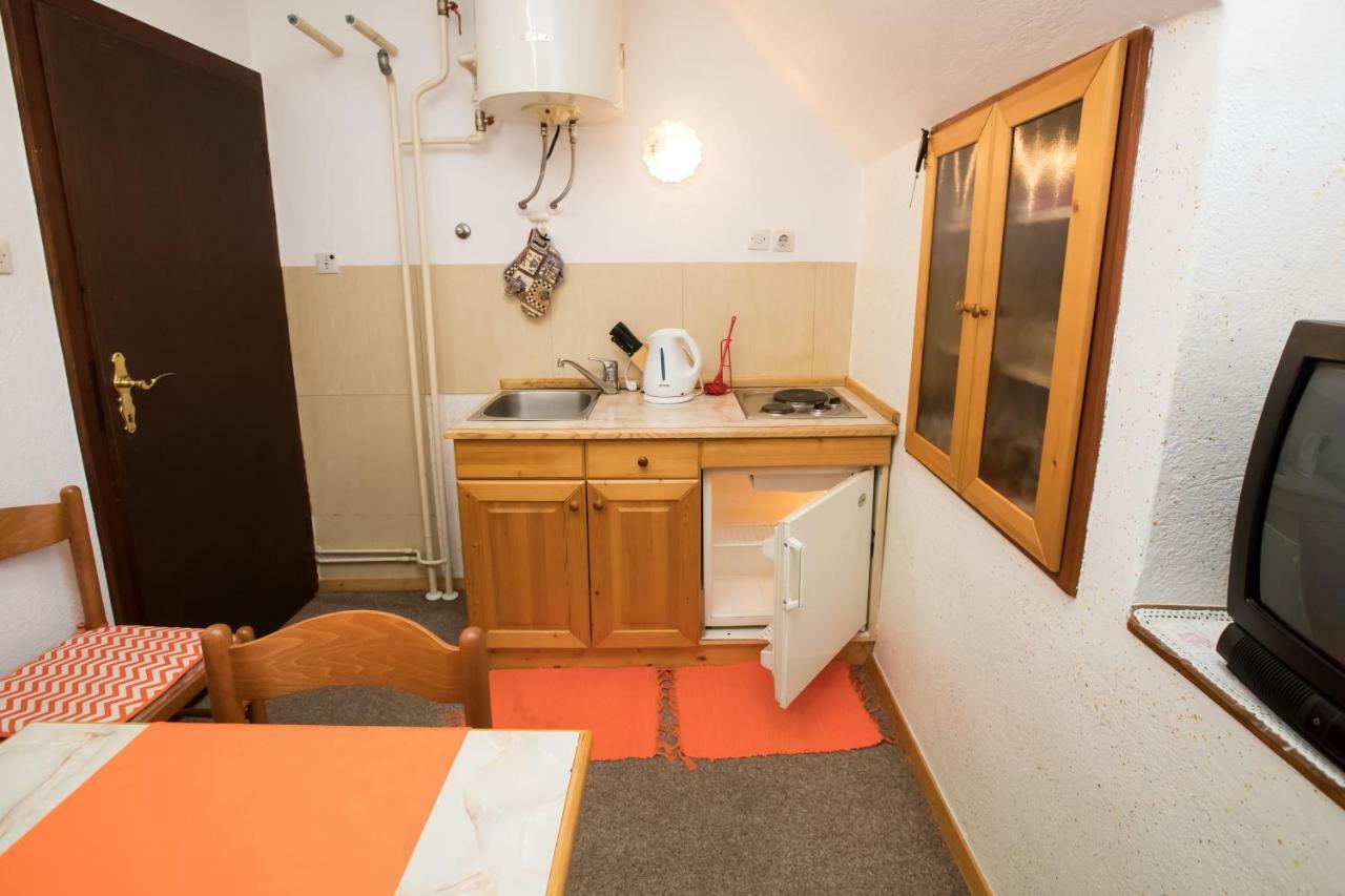 בוהין Apartments And Rooms Razen מראה חיצוני תמונה